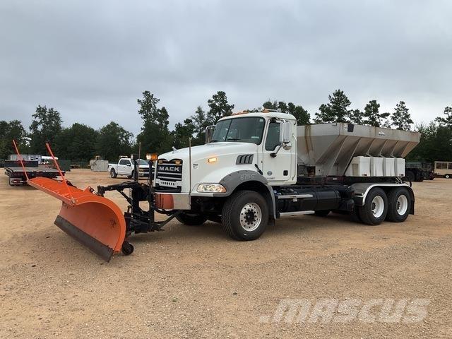 Mack GU813 Sand and salt spreaders
