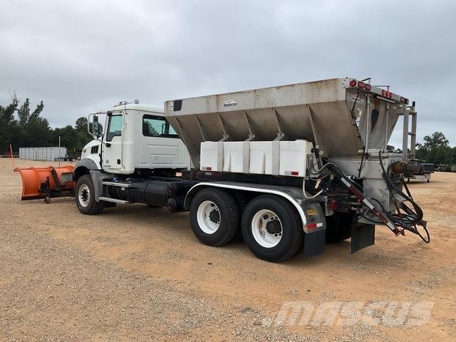 Mack GU813 Sand and salt spreaders
