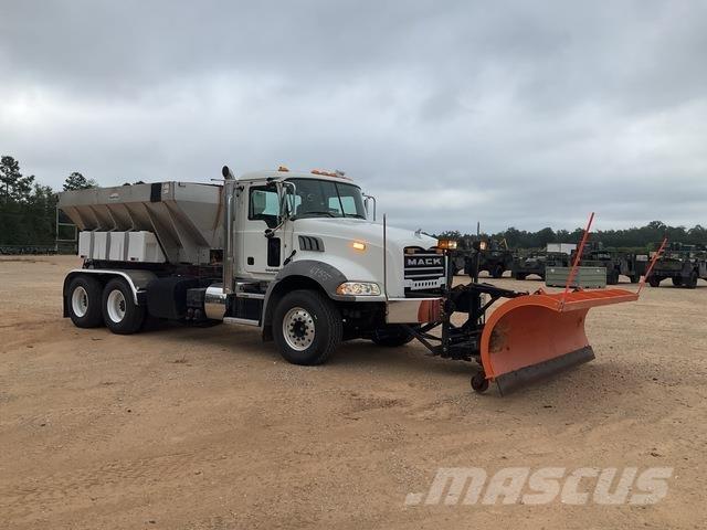 Mack GU813 Sand and salt spreaders