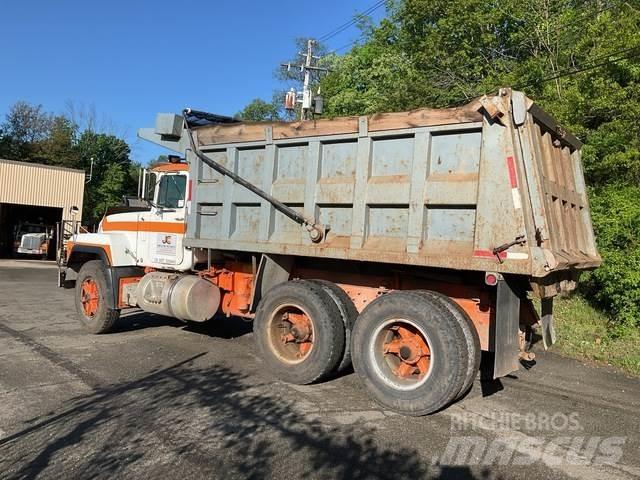 Mack RD686SX Tipper trucks