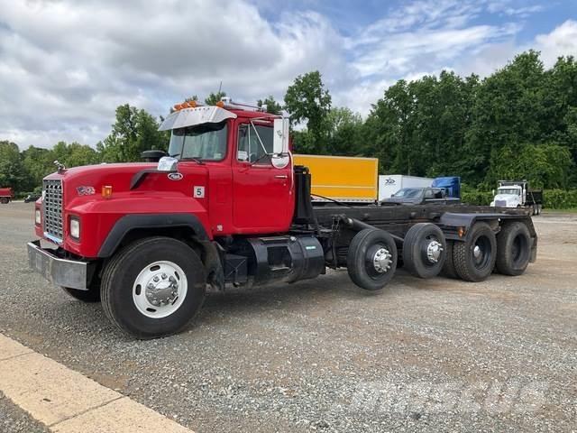 Mack RD688S Skip bin truck