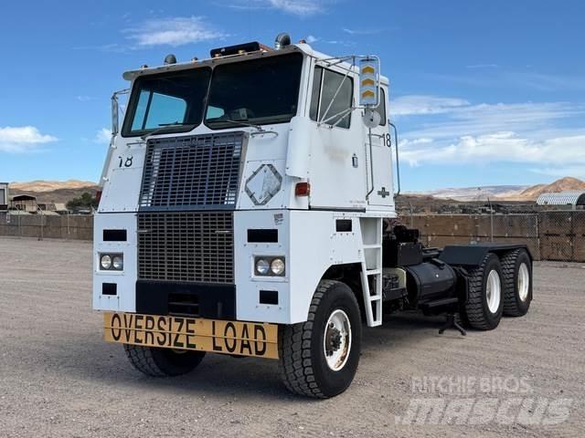 Oshkosh K-2358 Cabins and interior