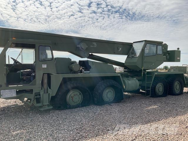 P&H HSHMC-25 Track mounted cranes