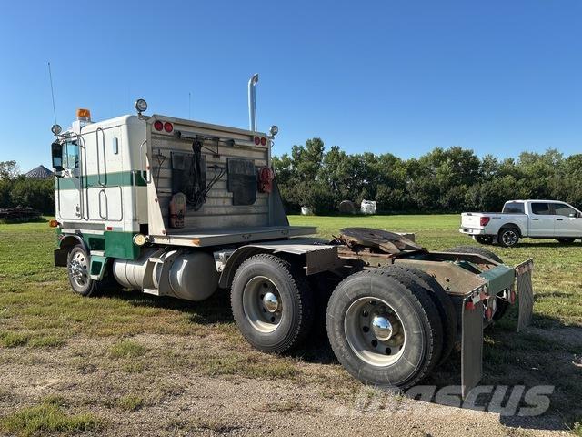 Peterbilt 362 Cabins and interior