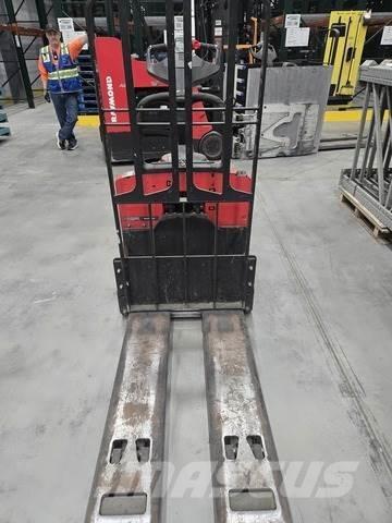Raymond 8410 Hand pallet truck
