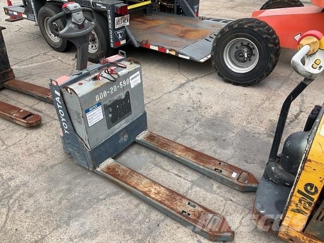Toyota 8HBW23 Hand pallet truck