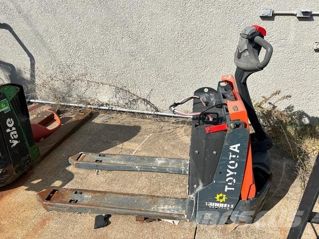 Toyota 8HBW23 Hand pallet truck