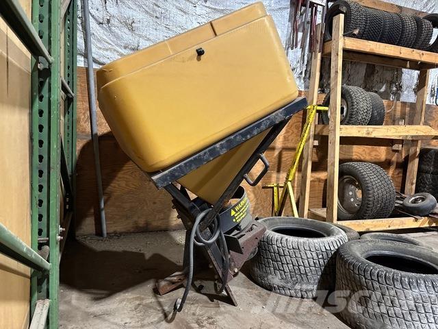  Trailhawk 750 Sand and salt spreaders