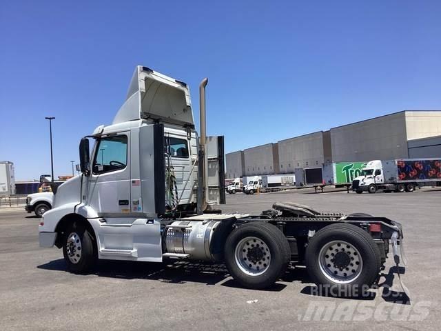 Volvo VNM64T Prime Movers