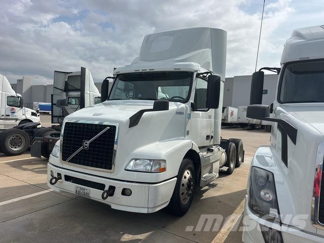 Volvo VNM64T Prime Movers