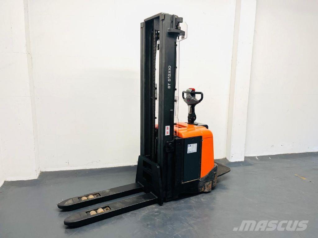 BT SPE160L Pedestrian stacker