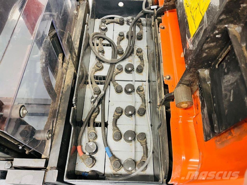 BT SPE160L Pedestrian stacker