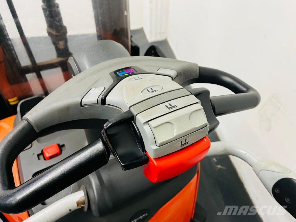 BT SPE160L Pedestrian stacker