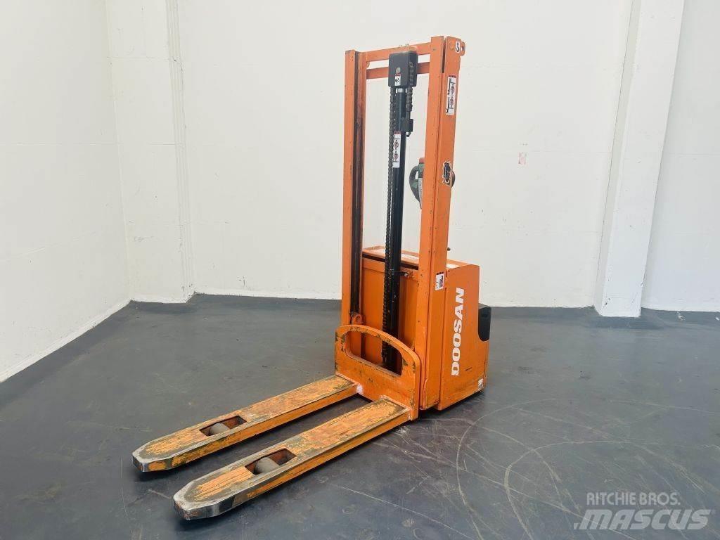 Doosan LEDS12.5C Pedestrian stacker