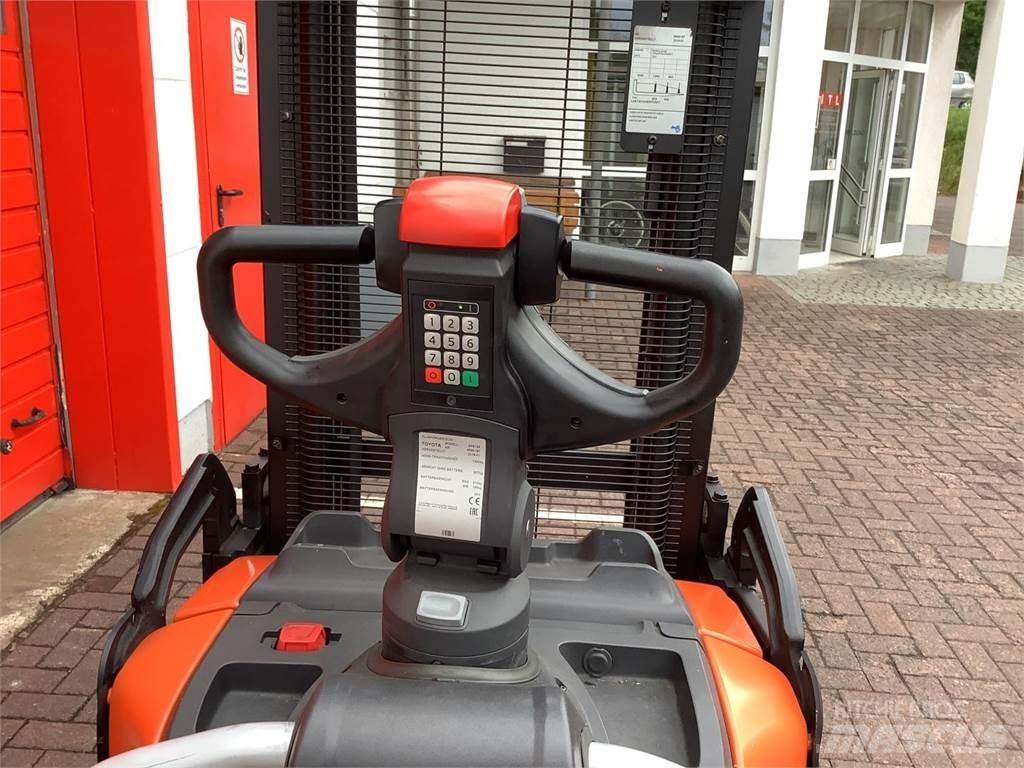 Toyota SPE120 Pedestrian stacker