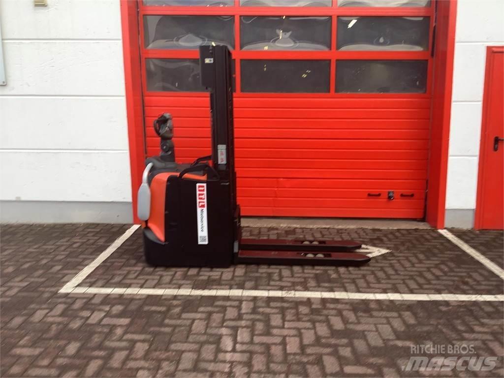 Toyota SPE120 Pedestrian stacker