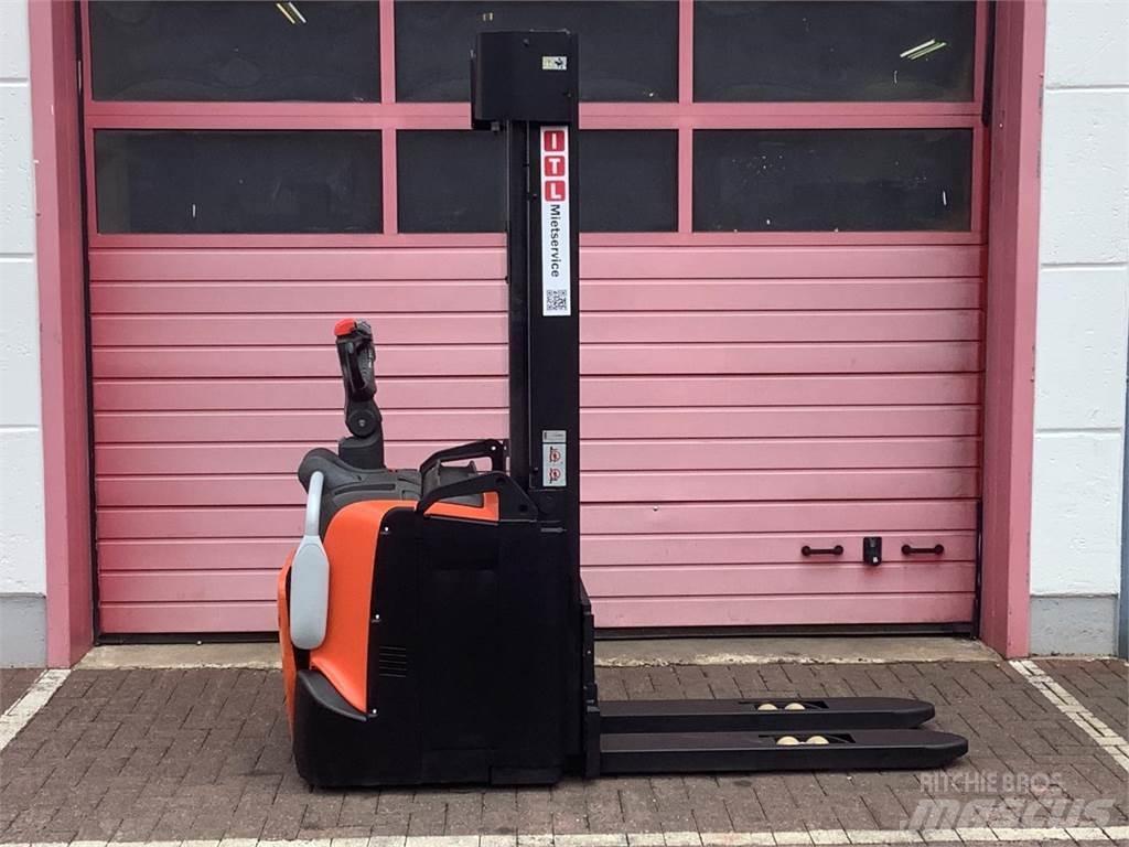 Toyota SPE140 Pedestrian stacker