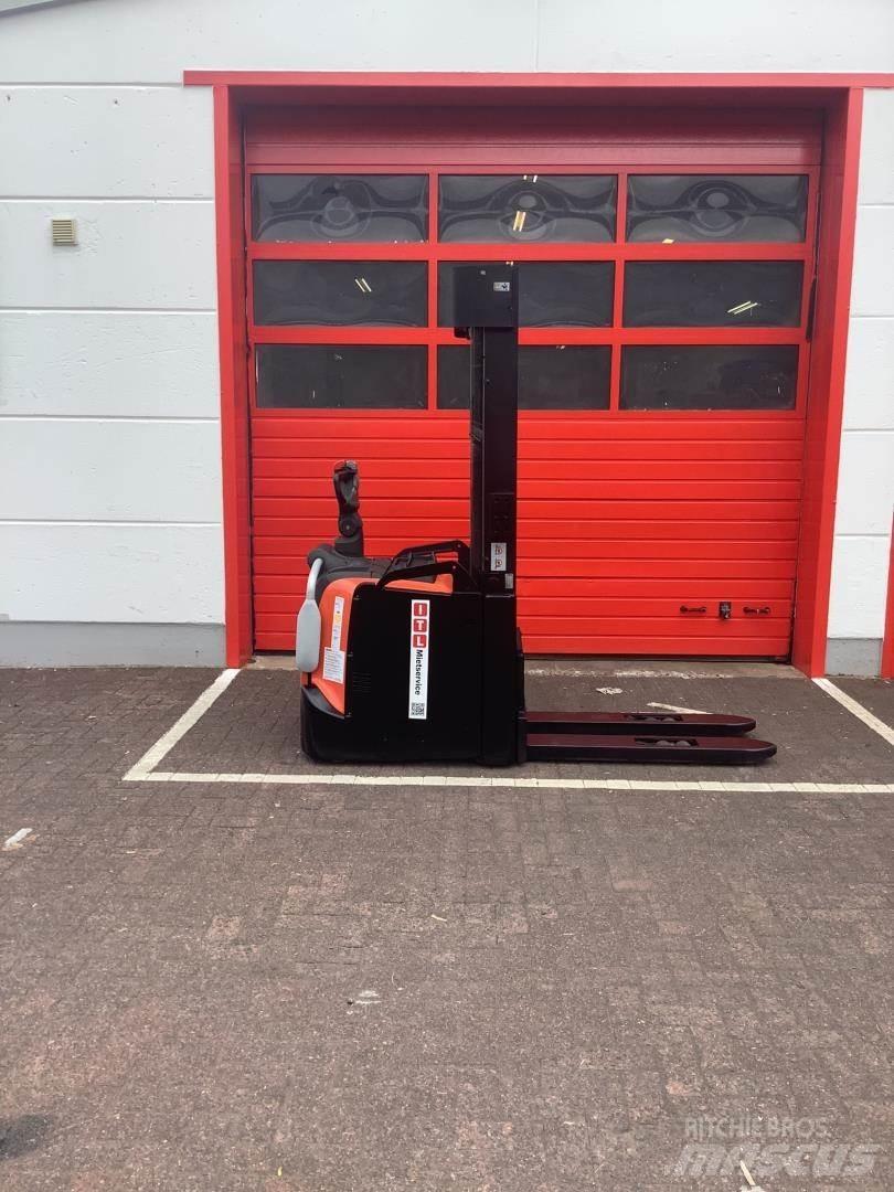 Toyota SPE140L Pedestrian stacker