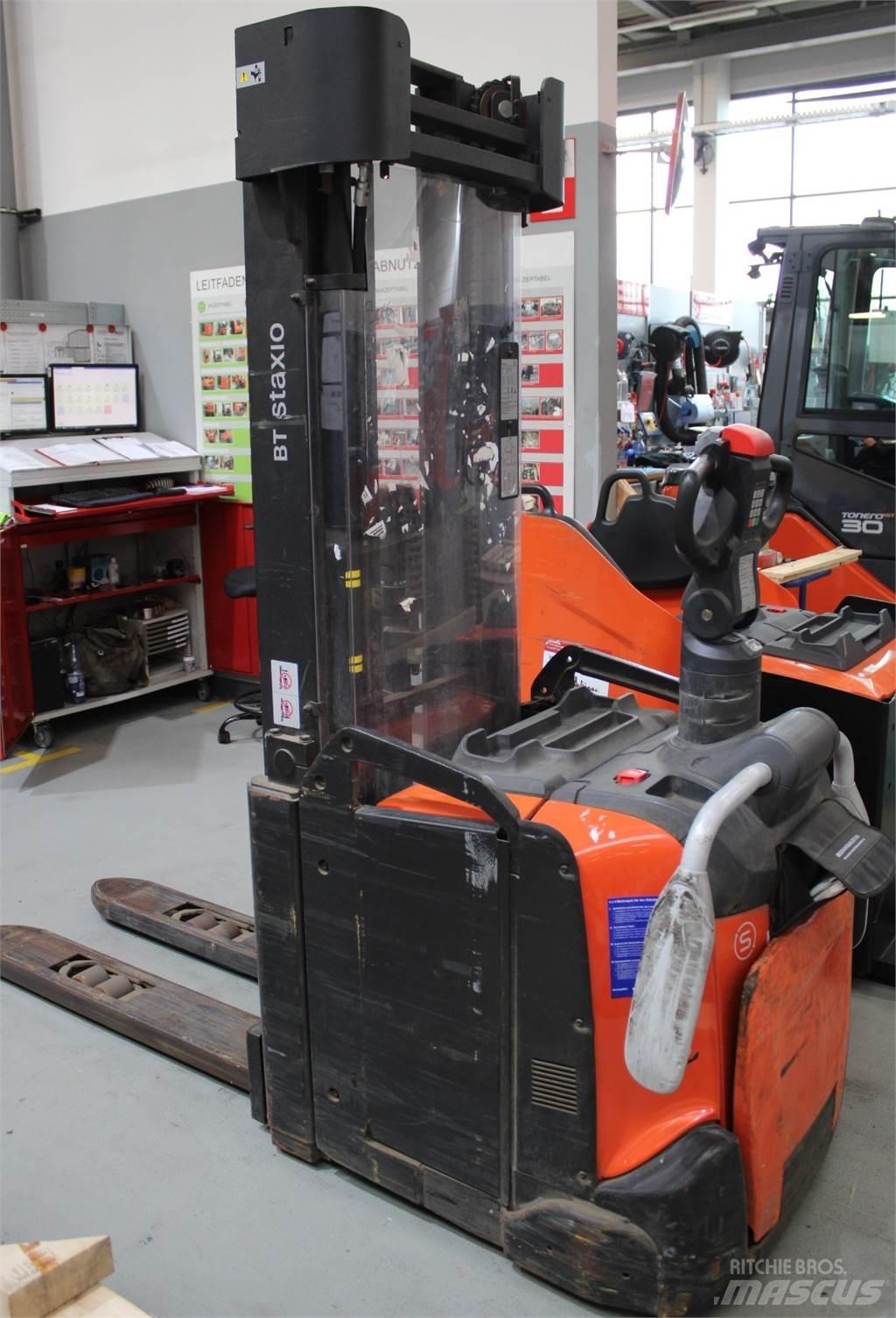 Toyota SPE160L Pedestrian stacker