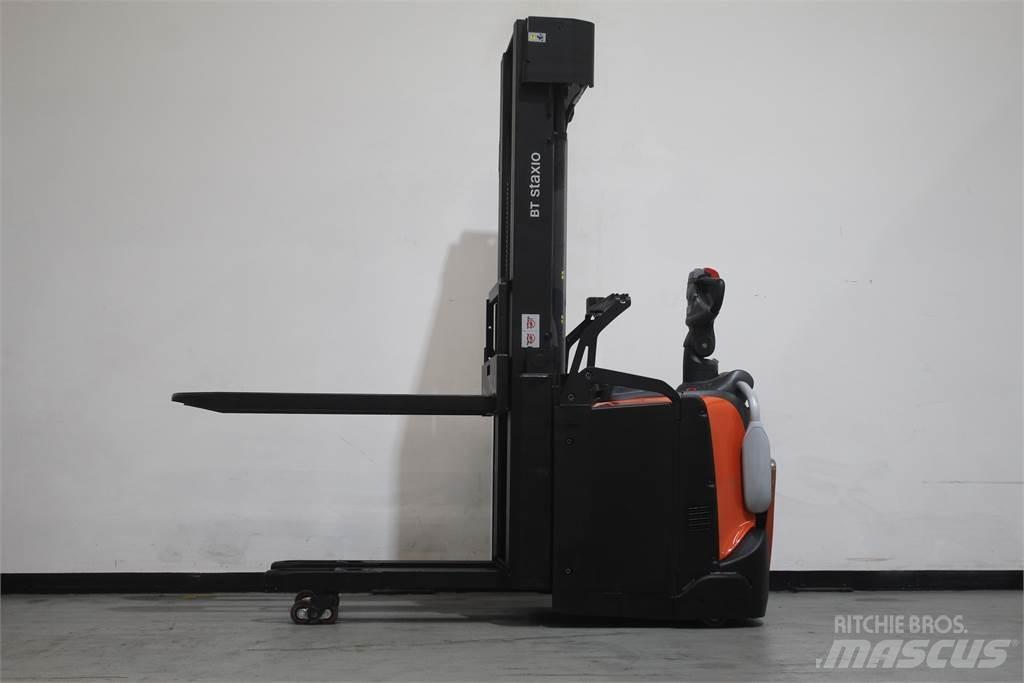 Toyota SPE160L Pedestrian stacker