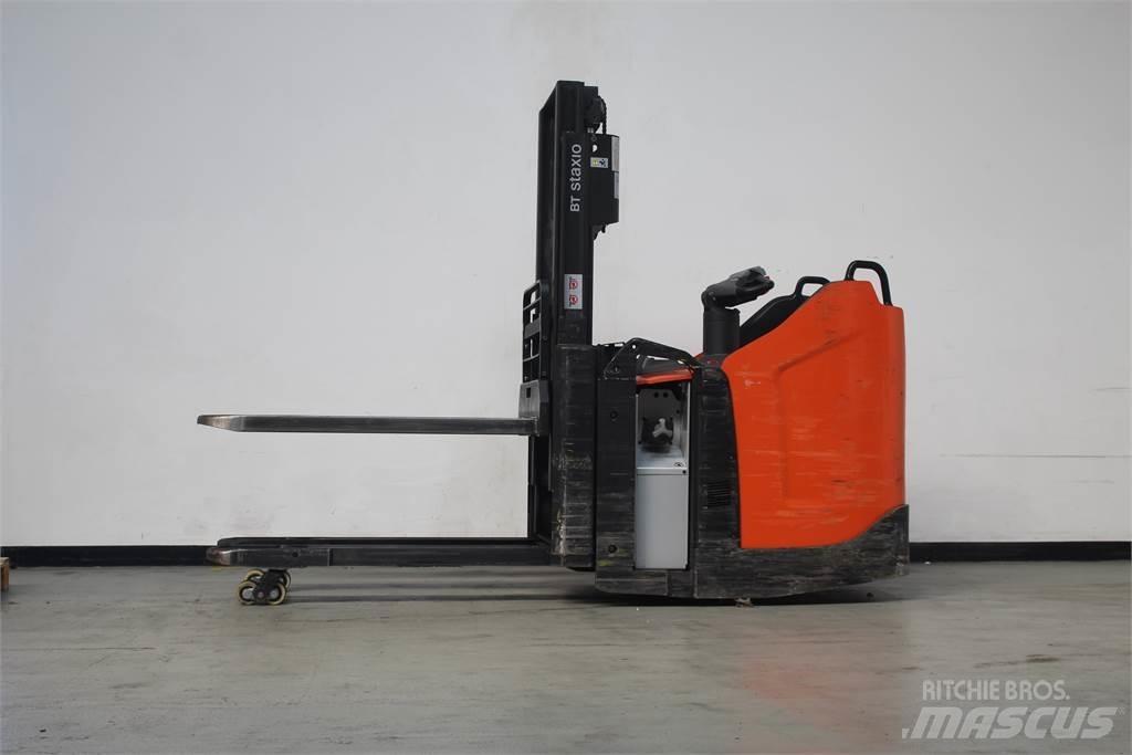 Toyota SPE200D Pedestrian stacker