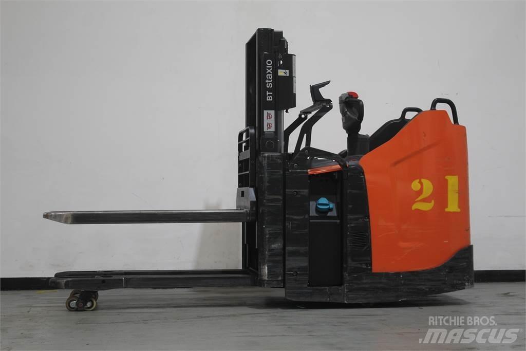 Toyota SPE200D Pedestrian stacker