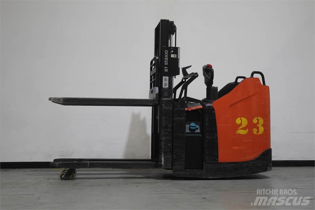 Toyota SPE200D Pedestrian stacker