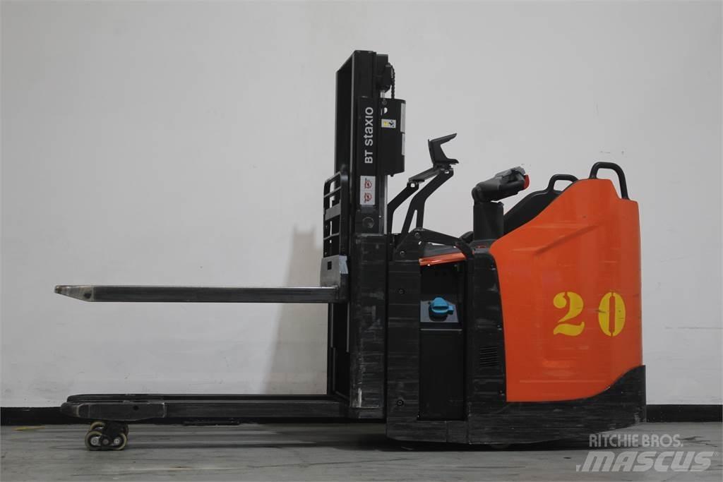 Toyota SPE200D Pedestrian stacker
