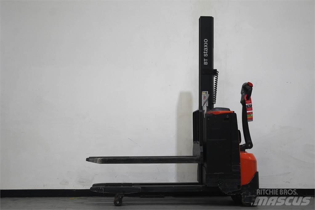 Toyota SWE080L Pedestrian stacker