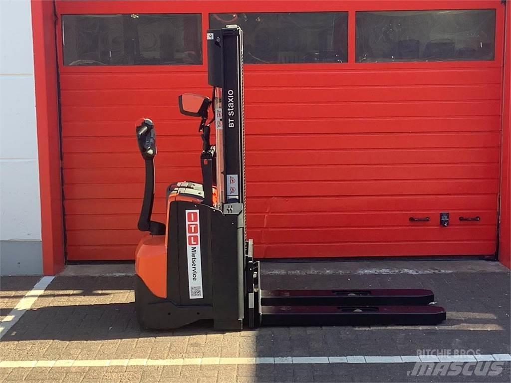 Toyota SWE100 Pedestrian stacker