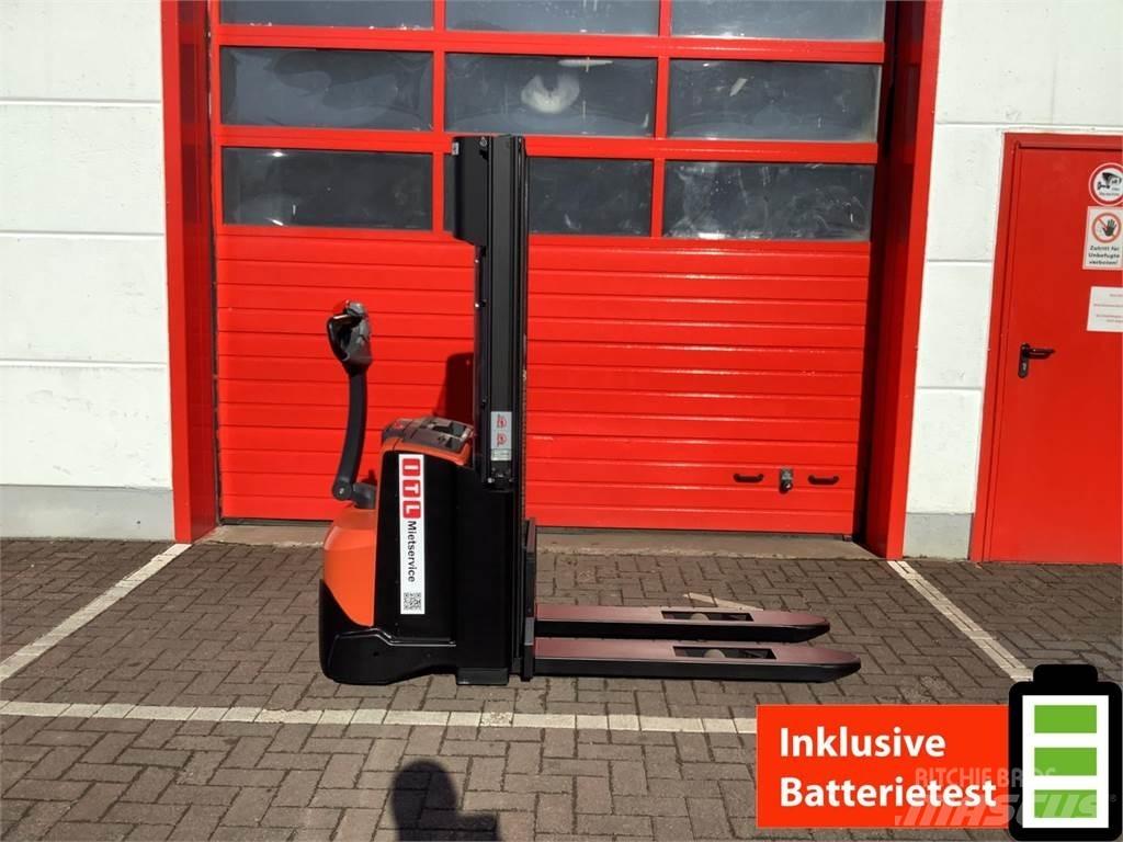 Toyota SWE120 Pedestrian stacker