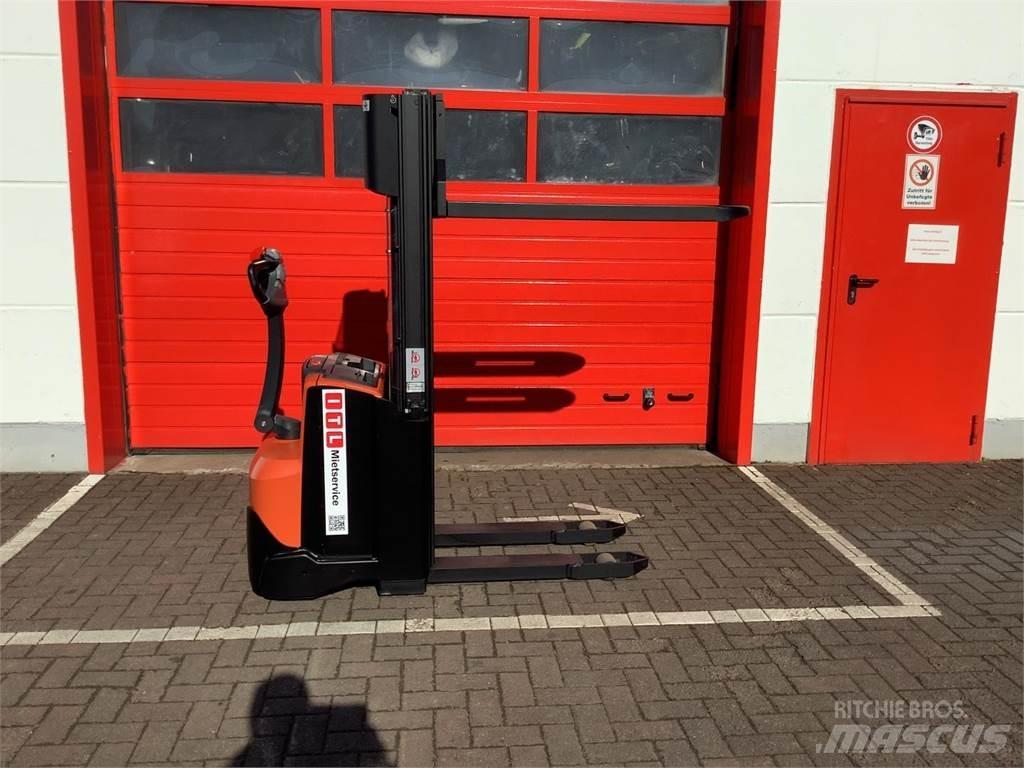 Toyota SWE120 Pedestrian stacker