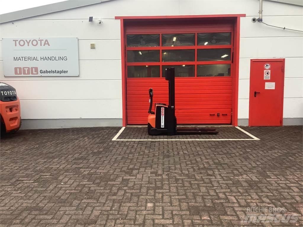 Toyota SWE120 Pedestrian stacker