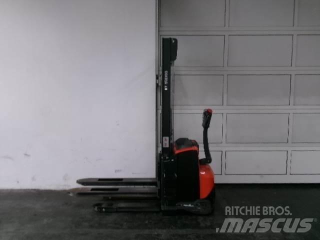 Toyota SWE120 Pedestrian stacker