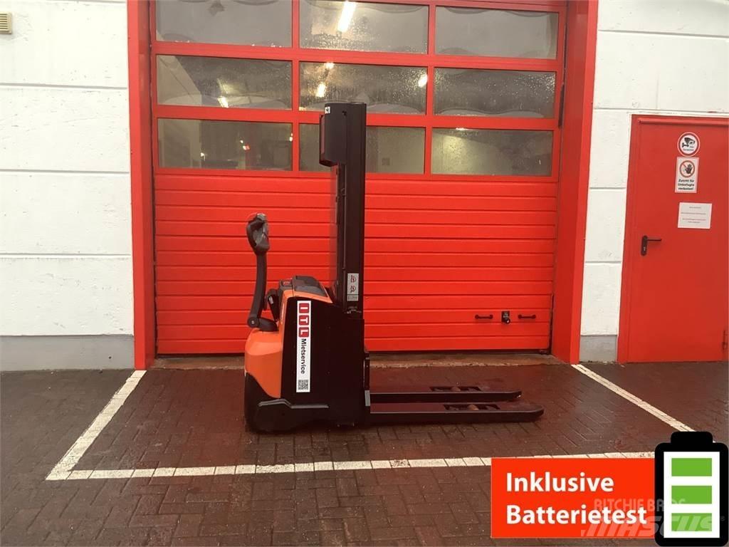 Toyota SWE120L Pedestrian stacker