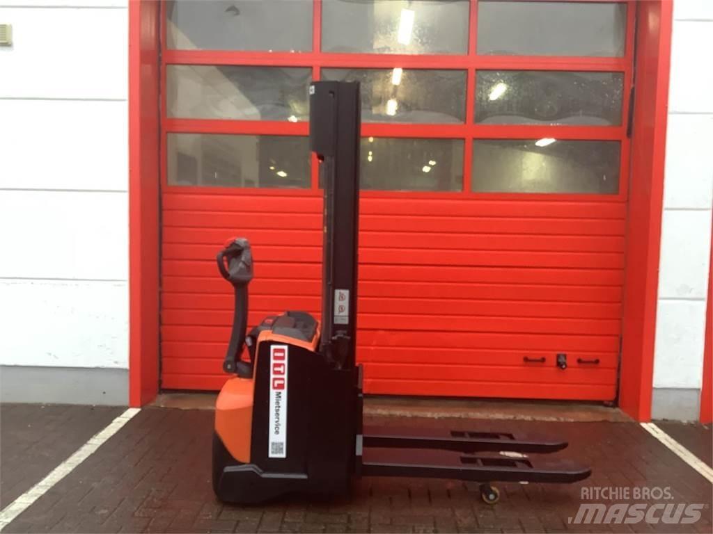 Toyota SWE120L Pedestrian stacker