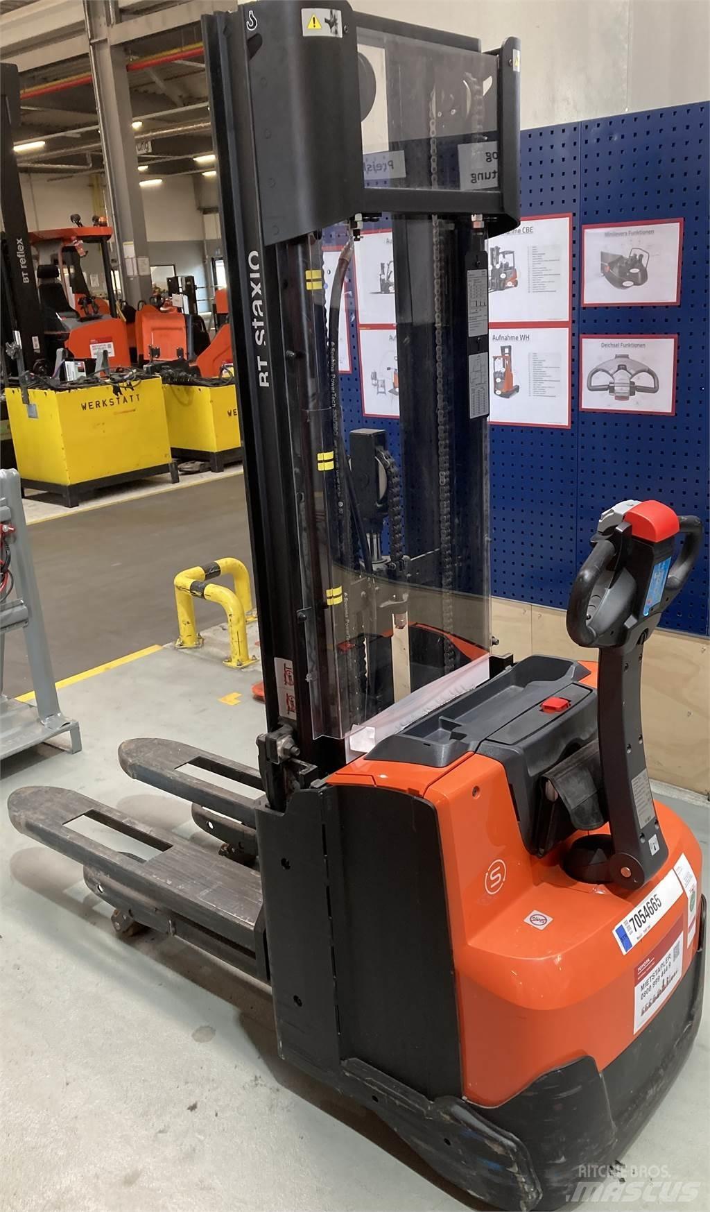 Toyota SWE120L Pedestrian stacker