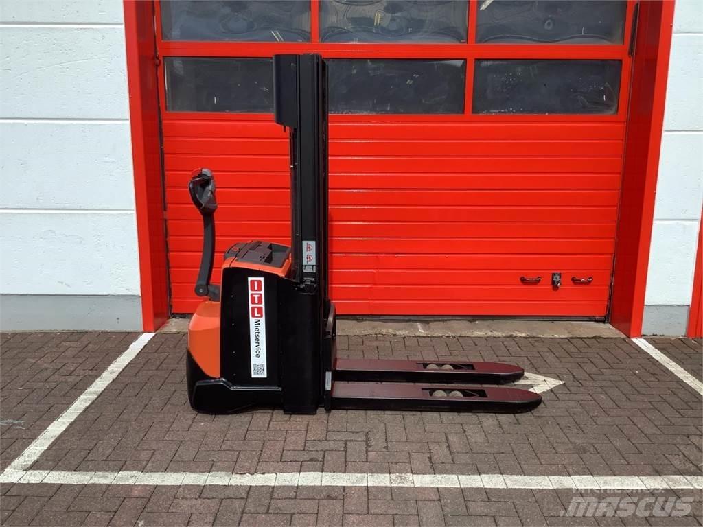 Toyota SWE140 Pedestrian stacker