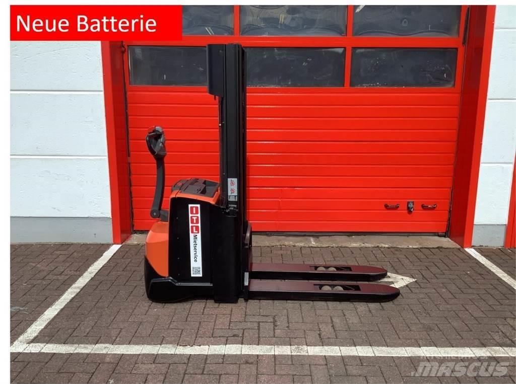 Toyota SWE140 Pedestrian stacker
