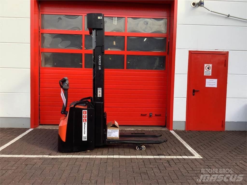 Toyota SWE145L Pedestrian stacker