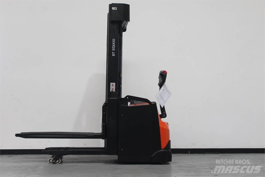 Toyota SWE160L Pedestrian stacker
