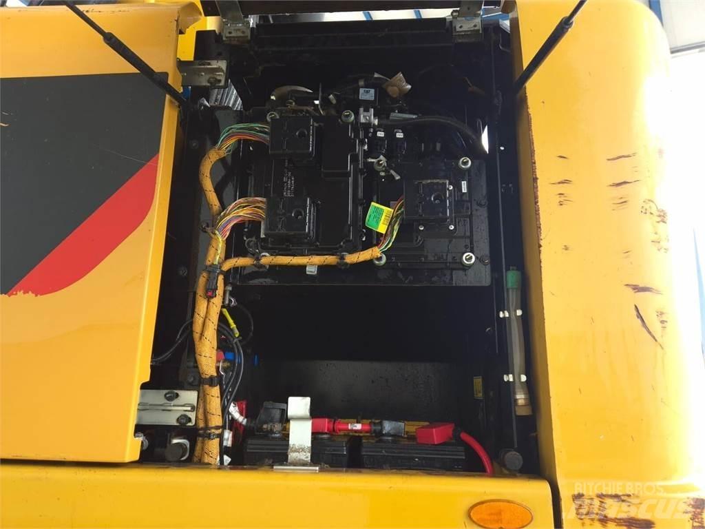 CAT MH3022 Wheeled excavators