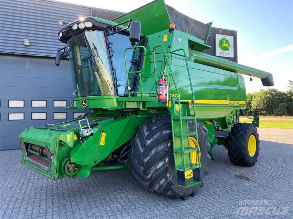 John Deere C670 Combine harvesters