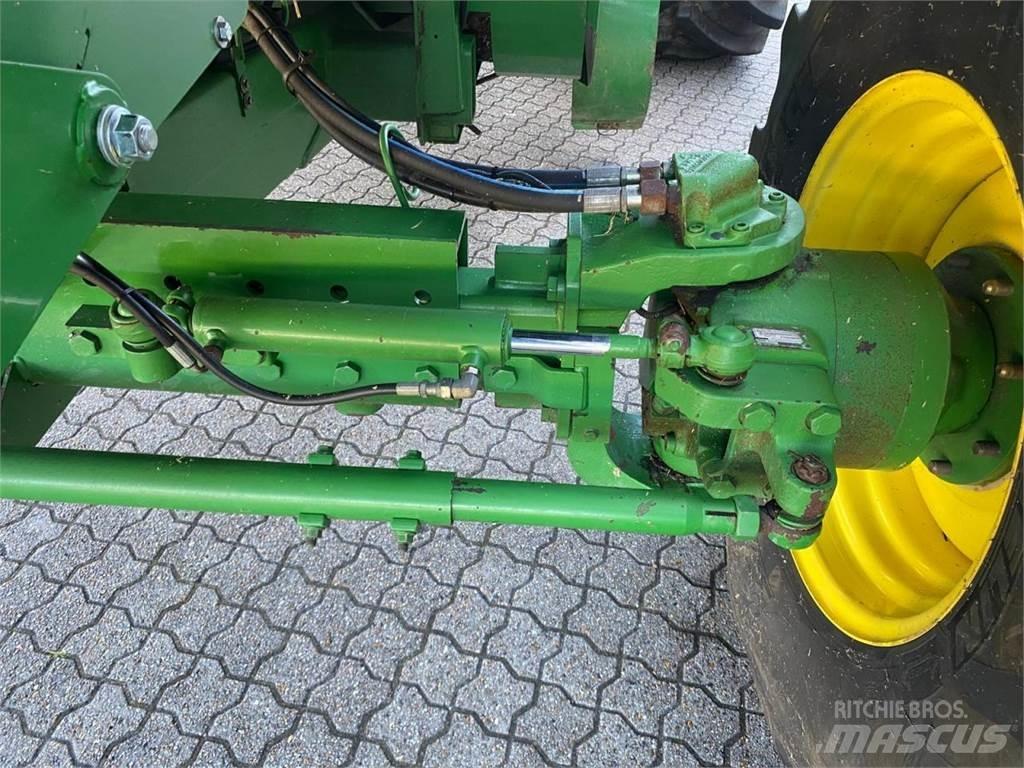 John Deere C670 Combine harvesters