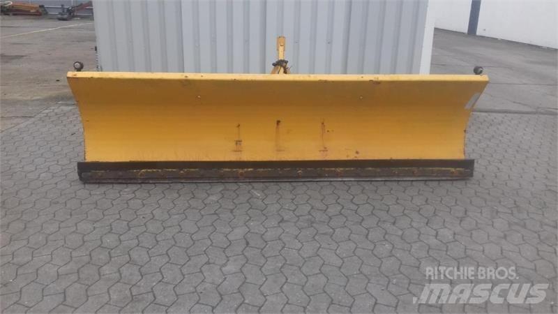  - - - 2.5 MTR Snow blades and plows