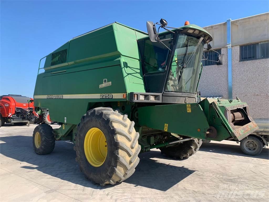 John Deere 2258 Combine harvesters