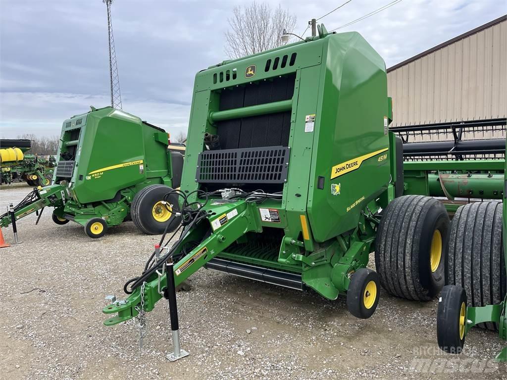 John Deere 451M Round balers