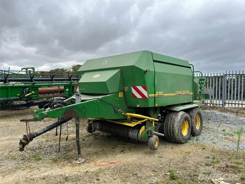 John Deere 690 Square balers