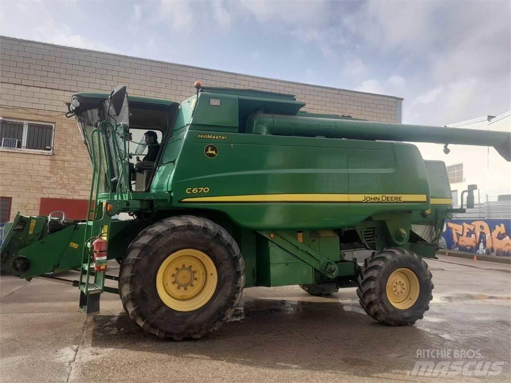 John Deere C670 Combine harvesters