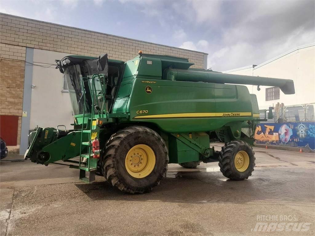 John Deere C670 Combine harvesters